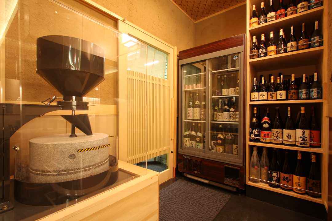 石臼製粉機が置かれた心洗庵の店内