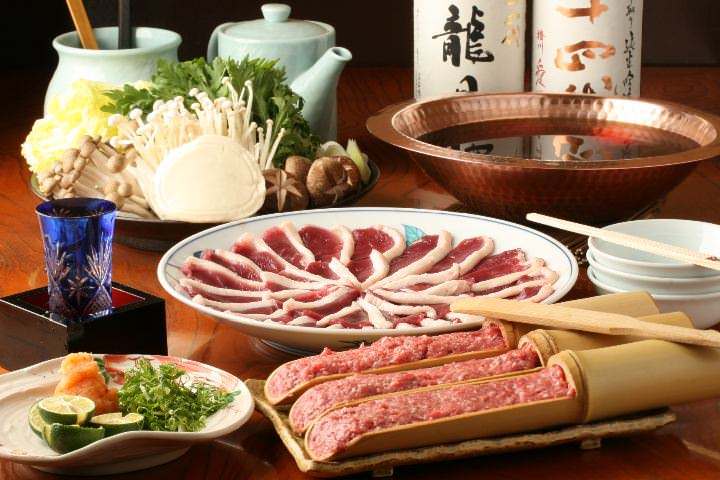 テーブルに並んだ鴨鍋コースの料理