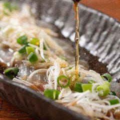 鯛の刺身、柚子醤油のオイルタタキ ニンニク風味