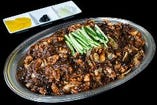 【韓国料理１２】
.肉と野菜の甘みが際立つジャジャン麺
※5000円コースのみお選びいただけます