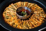 【韓国料理５】
自家製ニラチヂミ