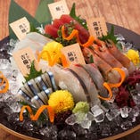 お刺身は九州から毎日届く、【九州鮮魚】の盛り合わせ。関東ではお目にかからない魚もありますよ。