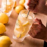 かちかちレモンとは、氷の替わりに冷凍したレモンが丸ごと一個分入っています！