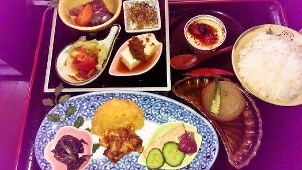 色とりどりの器に並んだ、一汁三菜のランチプレート