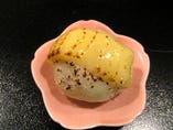 【和の心盛り合わせ】の一品　里芋のモッツァレラチーズ焼き