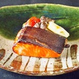 厳選された鮭の柚子味噌幽庵焼き！こんがり香ばしくジューシーな直火の高火力のオーブンで焼き上げます！