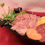【舟盛り】
飯村牛の舟盛りは好評。美味しいお肉がズラリ！
