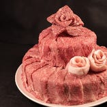 【肉ケーキ】
誕生日、記念日、結婚祝いなどお祝い事にピッタリ