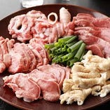 【料理】
新鮮だからこそ美味しいレバーなどの豚もつを堪能！