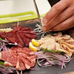 熊本直送の馬刺は舌刺やレバーなど多彩な部位をご用意