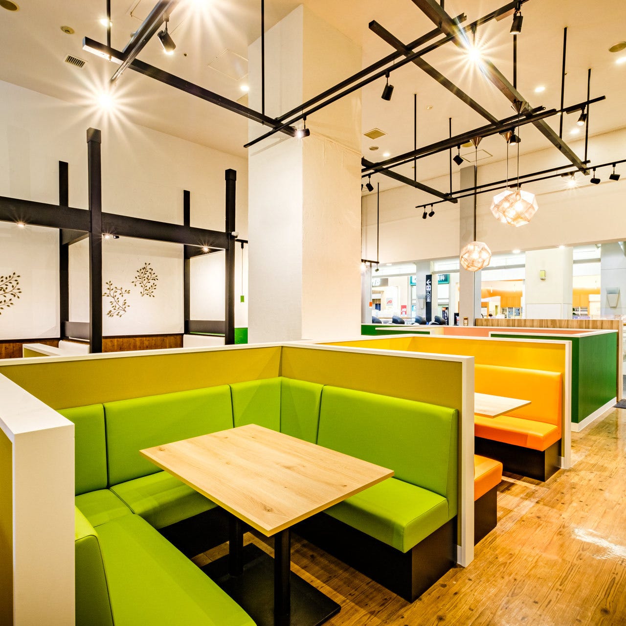 コの字型のボックスしーとが設置されたエブリデイバーグ