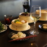 重慶茶楼自慢の四川料理や点心などご用意しております。