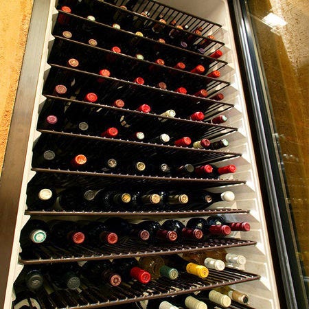 常備70種類以上のワインを揃えています。