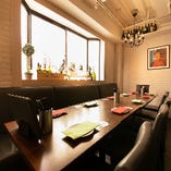 白レンガ調の壁面をシャンデリアが照らし出す瀟洒な雰囲気のお席は、ご友人やご家族、恋人とのお食事のひとときに最適