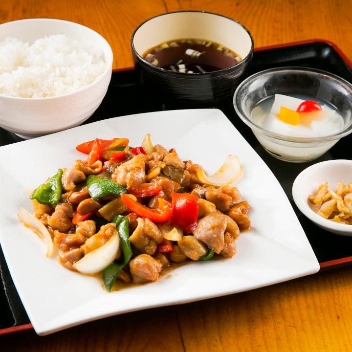 ライスや杏仁豆腐などが並んだ鶏肉黒胡椒炒め定食