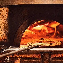 当店自慢のピザは薪窯で職人が仕上げる南イタリアナポリスタイル