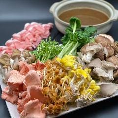 信州産色々なきのこと総州三元白王豚の鍋　きのこの特製スープ