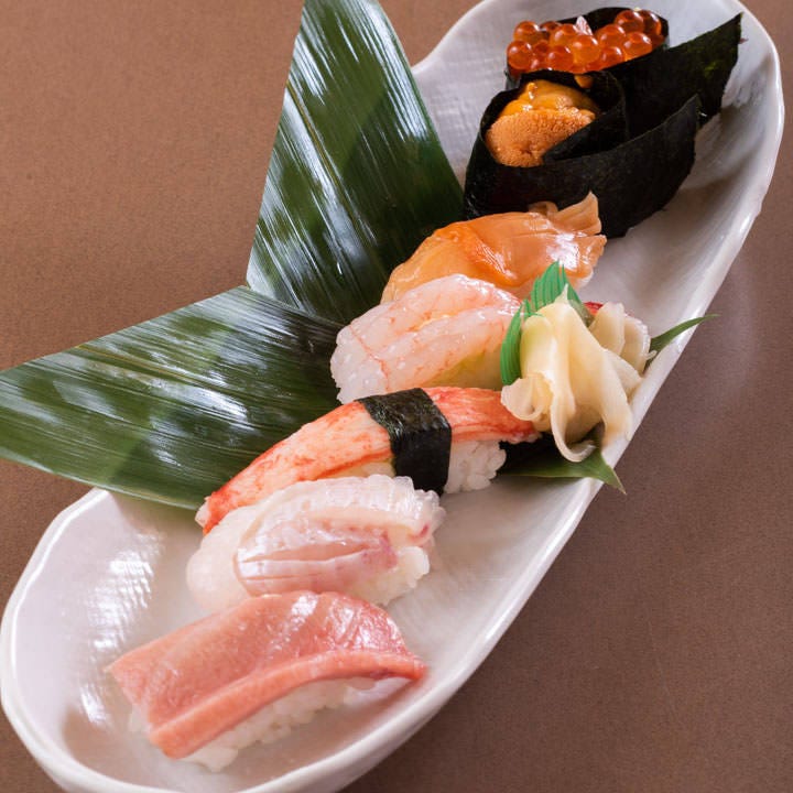 上質な厳選ネタ7貫を盛り合わせた寿司盛りは当店の必食メニュー