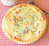 【新メニュー】クワトロ4種類チーズピザMサイズ20cm