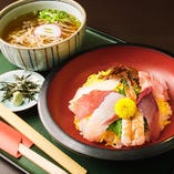 定番！御膳料理「西石垣（さいがき）」ちらし寿司と麺物のセット。新鮮なネタがのったちらし寿司と出汁の効いたうどんが絶品