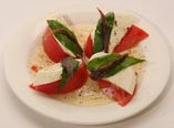 トマトとモッツァレラに、風味のいいアンチョビをトッピング！