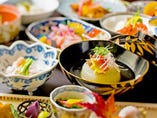 ≪上方料理とは？≫関西は昔から新鮮な食材が手に入るので、素材の味を活かした薄味でいただきます。なかでも上方料理は京料理のように歴史と格式を重んじるものではなく、作り方も食べ方も堅苦しさのない、気楽に食べて頂ける大阪のお料理だとおもいます。いっぺん食べにきとくれやす。