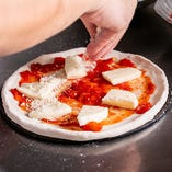 ピザは自家製の生地を使用。ふわふわもちもちの食感が人気！