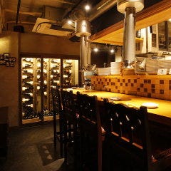 YAKINIKU＆WINE TO‐KA HANARE_《デートに》お二人で肩を並べてゆったり過ごせるカウンター席