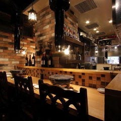YAKINIKU＆WINE TO‐KA HANARE_【カウンター席】
気張りすぎない、だけど大人のしっとりとした時間の流れるお洒落な空間はデートにもおすすめです。また、2階カウンター席ではオープンキッチンを囲むL字カウンター席を完備しております。HANAREのhanareとしてもご利用いただけ、プライベート感満載です。詳細は店舗までお問い合わせください。