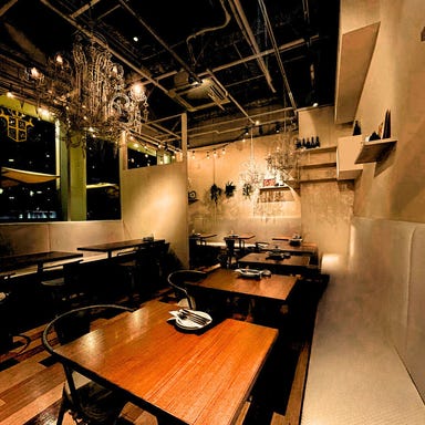 Butter 横浜ベイクォーター店_シャンデリア煌めくアートな空間。横浜の夜景と共に過ごす大人なディナータイム◎