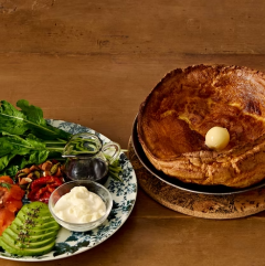 窯出しダッチベイビーパンケーキ　スモークサーモンアボカド