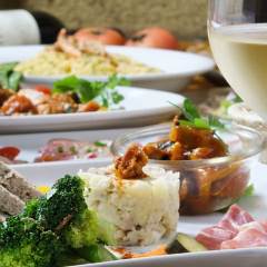 「前菜の盛合せ」色鮮やかなプレートです(コース限定)