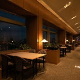 南側の窓に面したお席からは、京セラドームや天保山の観覧車など、煌めく夜景を一望できます