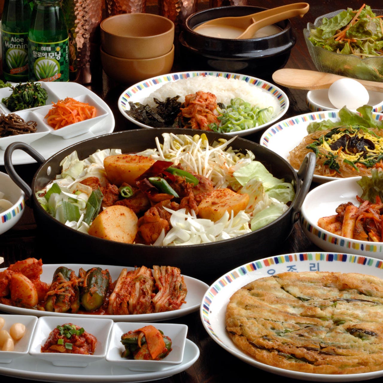 温かい鍋料理に沢山の韓国料理
とっても満足頂るコース構成です