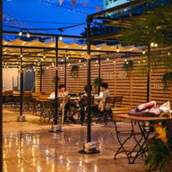 南国ビアガーデン BBQテラス湘太 熱海ラスカ屋上_広々屋上ならみんなででワイワイ!