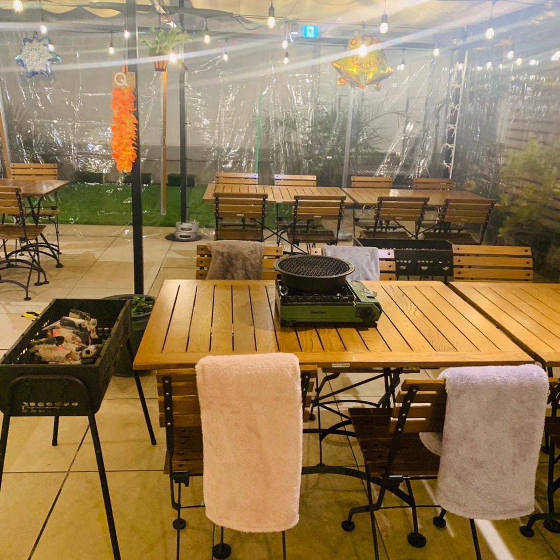 ベージュを基調としたBBQテラス湘太の内装