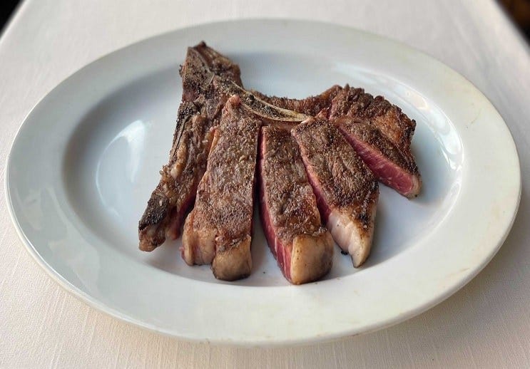 お皿に置かれた骨付きサーロインステーキ