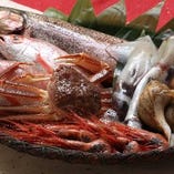 地元漁港や漁師さんから直接仕入れる新鮮鮮魚が美味しさのカギ！