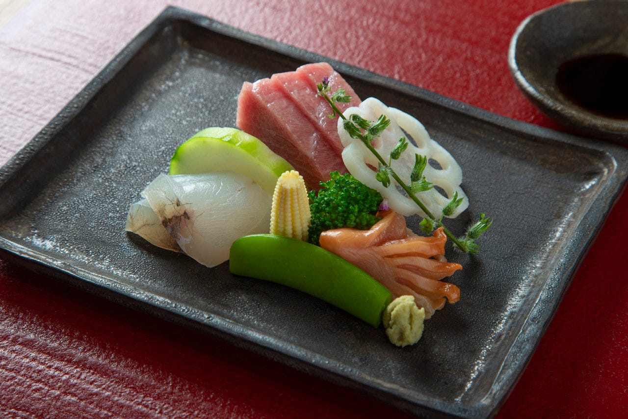 刺身と共に季節野菜をたっぷり味わう