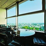 武蔵野平野の景色が一望！人気の窓側円卓席。