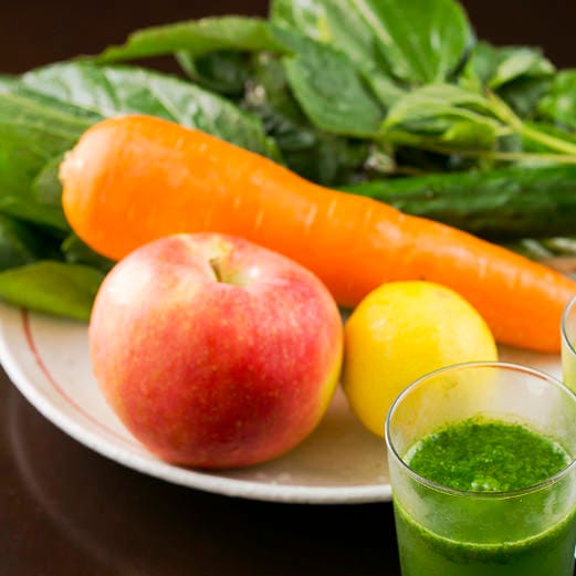 自家製野菜ジュースは果物入りでサッパリとした美味しさです