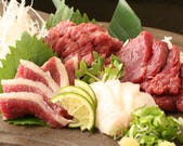 九州は熊本の老舗馬肉専門店より直送の馬刺し4種盛合せ。地元の方も買付に行く老舗馬刺し専門店の味です。