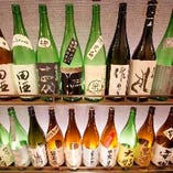 希少銘柄も並ぶ当店の日本酒棚