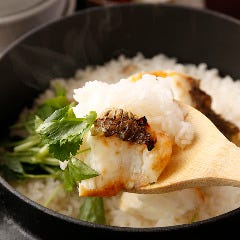 ふっくら艶々！炊きたての鉄釜炊きご飯。魚の旨味と風味が絶品