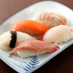 本日の朝獲れ鮮魚　握り寿司