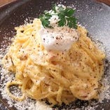 ピザの他にもイタリアンの代表的なパスタも自慢の一品！