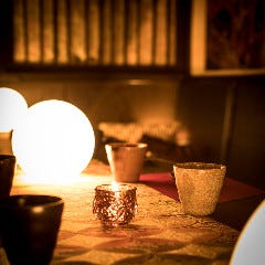 暖かい照明が店内の空間をお洒落に演出♪寛いでお過ごしください