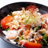 スモークサーモンと海老の新鮮野菜サラダ