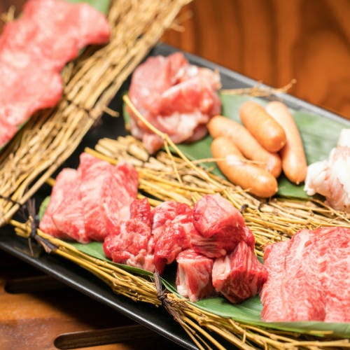 定番部位と希少部位が8種類もられた「定番お肉の盛り合わせ！めちゃ得盛り」