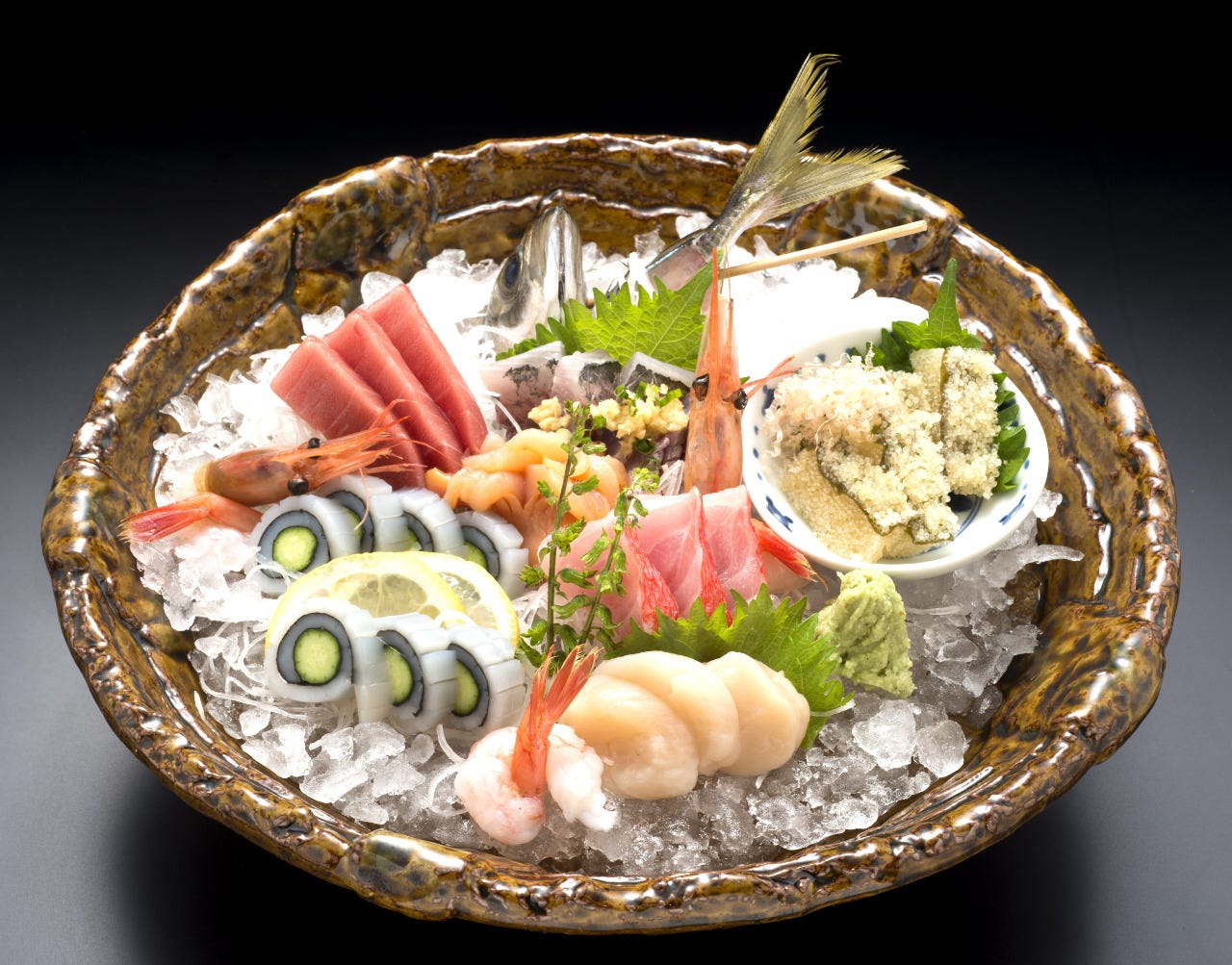 旬の魚介を彩よく盛り込んだ玉寿司自慢の刺身盛合せ！